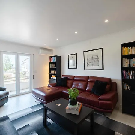 Elegant 3-bed Family House With Large Pool Area 아파트 *