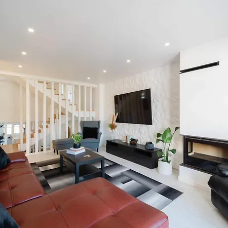 Elegant 3-bed Family House With Large Pool Area 아파트