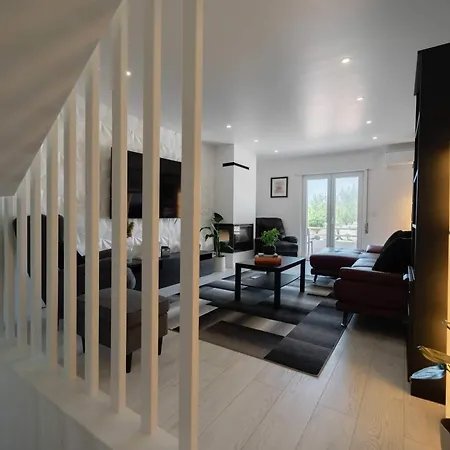 Apartment Elegant 3-bed Family House With Large Pool Area *