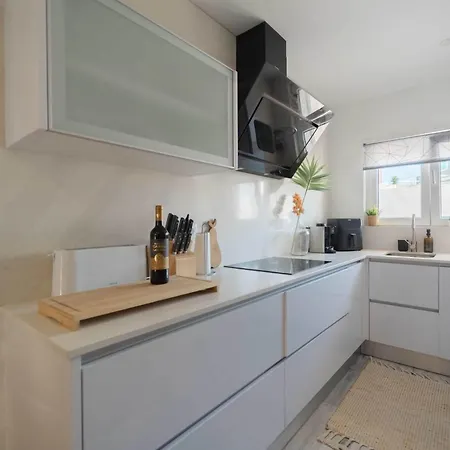 아파트 Elegant 3-bed Family House With Large Pool Area *