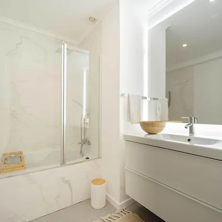 Elegant 3-bed Family House With Large Pool Area 아파트