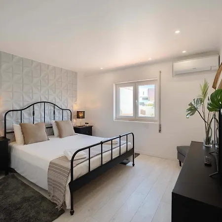 Elegant 3-bed Family House With Large Pool Area 아파트 *