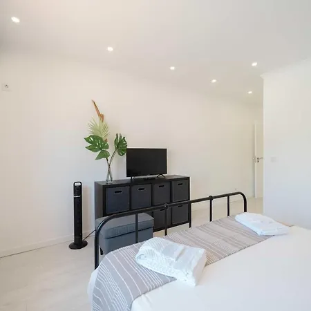 아파트 Elegant 3-bed Family House With Large Pool Area Praia da Lourinhã