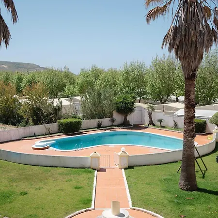 Elegant 3-bed Family House With Large Pool Area *