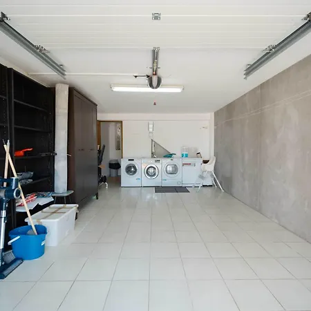 아파트 Elegant 3-bed Family House With Large Pool Area