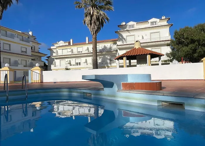 Апартаменты Elegant 3-bed Family House With Large Pool Area Praia da Lourinha