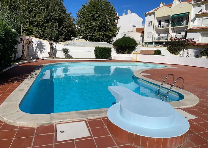 Elegant 3-bed Family House With Large Pool Area Апартаменты