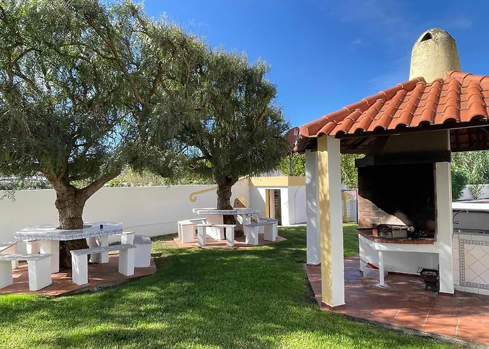 Elegant 3-bed Family House With Large Pool Area Praia da Lourinha