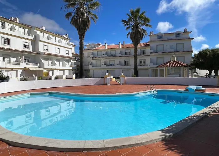 Elegant 3-bed Family House With Large Pool Area Апартаменты Praia da Lourinha