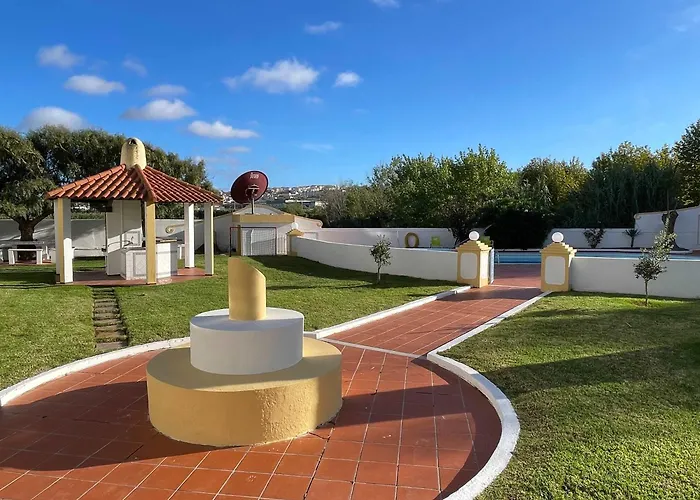 Elegant 3-bed Family House With Large Pool Area Апартаменты Praia da Lourinha