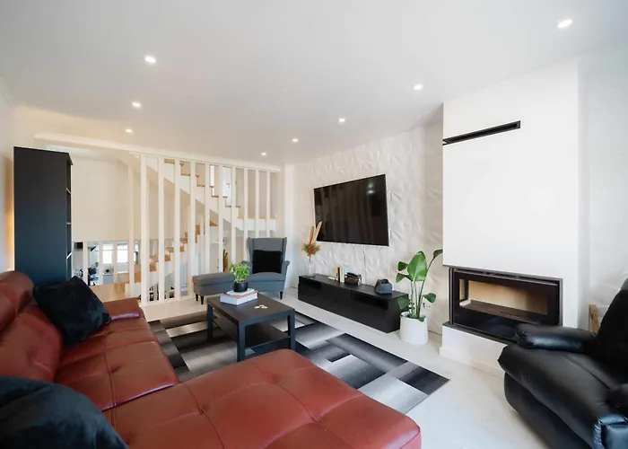 Elegant 3-bed Family House With Large Pool Area Апартаменты