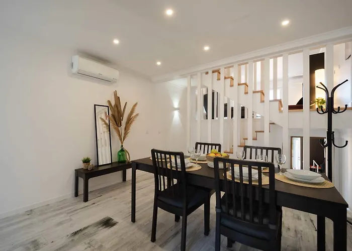 Elegant 3-bed Family House With Large Pool Area Апартаменты Praia da Lourinha