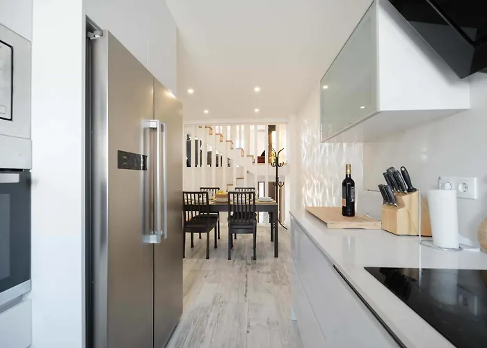 Апартаменты Elegant 3-bed Family House With Large Pool Area *