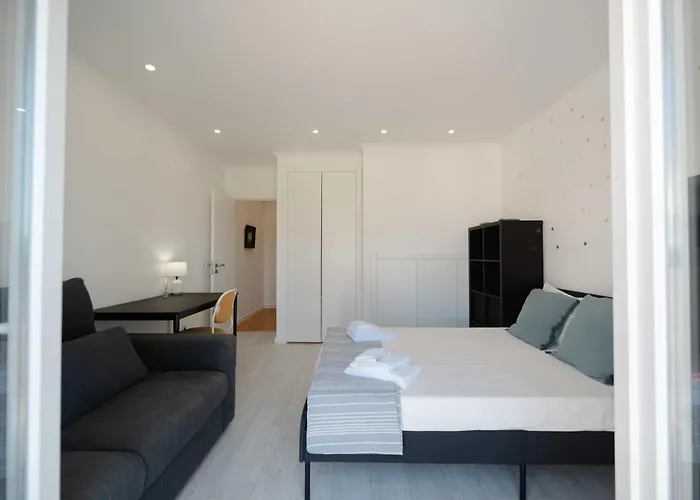 Elegant 3-bed Family House With Large Pool Area Апартаменты *