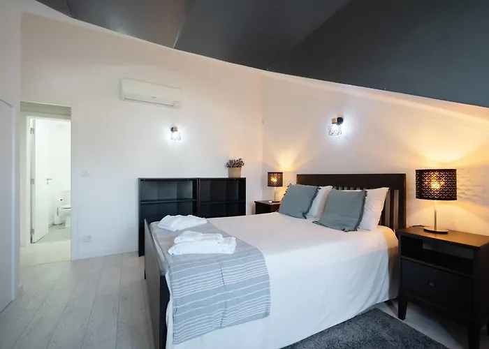 Апартаменты Elegant 3-bed Family House With Large Pool Area Praia da Lourinha