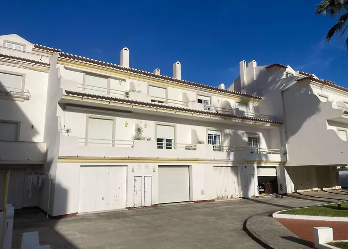 Апартаменты Elegant 3-bed Family House With Large Pool Area Praia da Lourinha