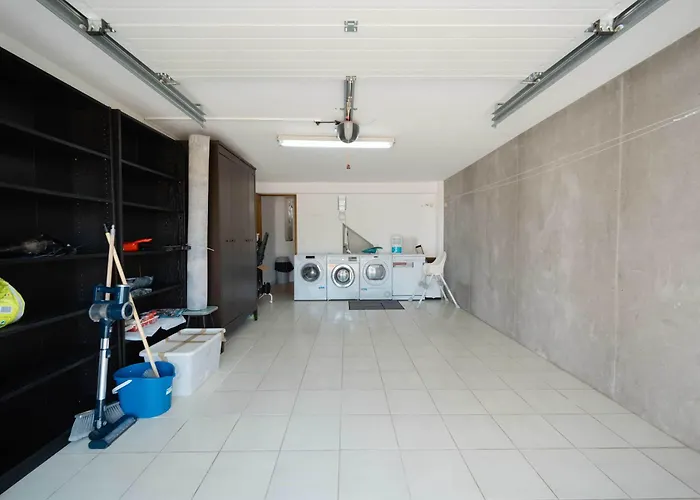 Апартаменты Elegant 3-bed Family House With Large Pool Area