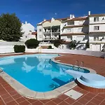 Apartment Elegant 3-bed Family House With Large Pool Area