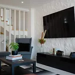 Apartment Elegant 3-bed Family House With Large Pool Area *