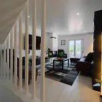 Apartment Elegant 3-bed Family House With Large Pool Area *