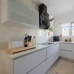Apartment Elegant 3-bed Family House With Large Pool Area *