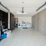 Apartment Elegant 3-bed Family House With Large Pool Area