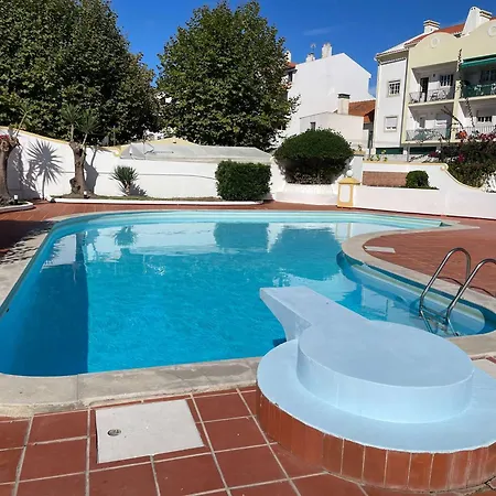 Elegant 3-bed Family House With Large Pool Area Apartment