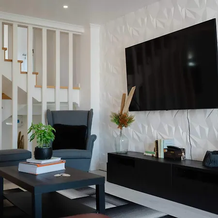 شقة Elegant 3-bed Family House With Large Pool Area *