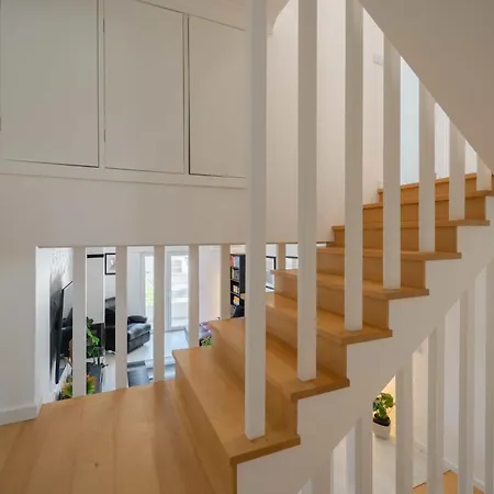 Elegant 3-bed Family House With Large Pool Area