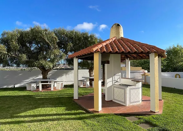 Elegant 3-bed Family House With Large Pool Area Apartament *